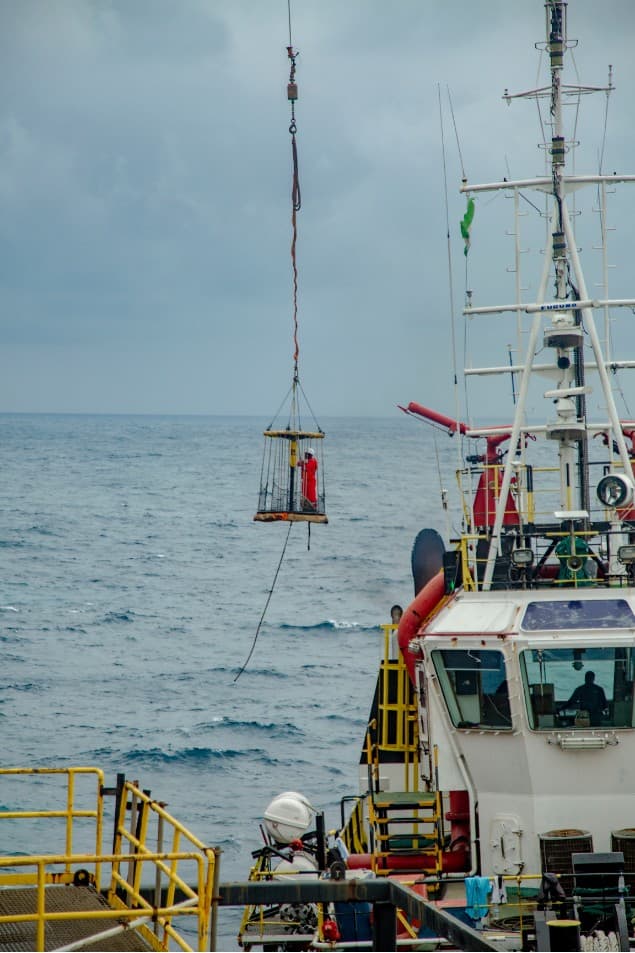 Personnel transfer basket between vessels at sea